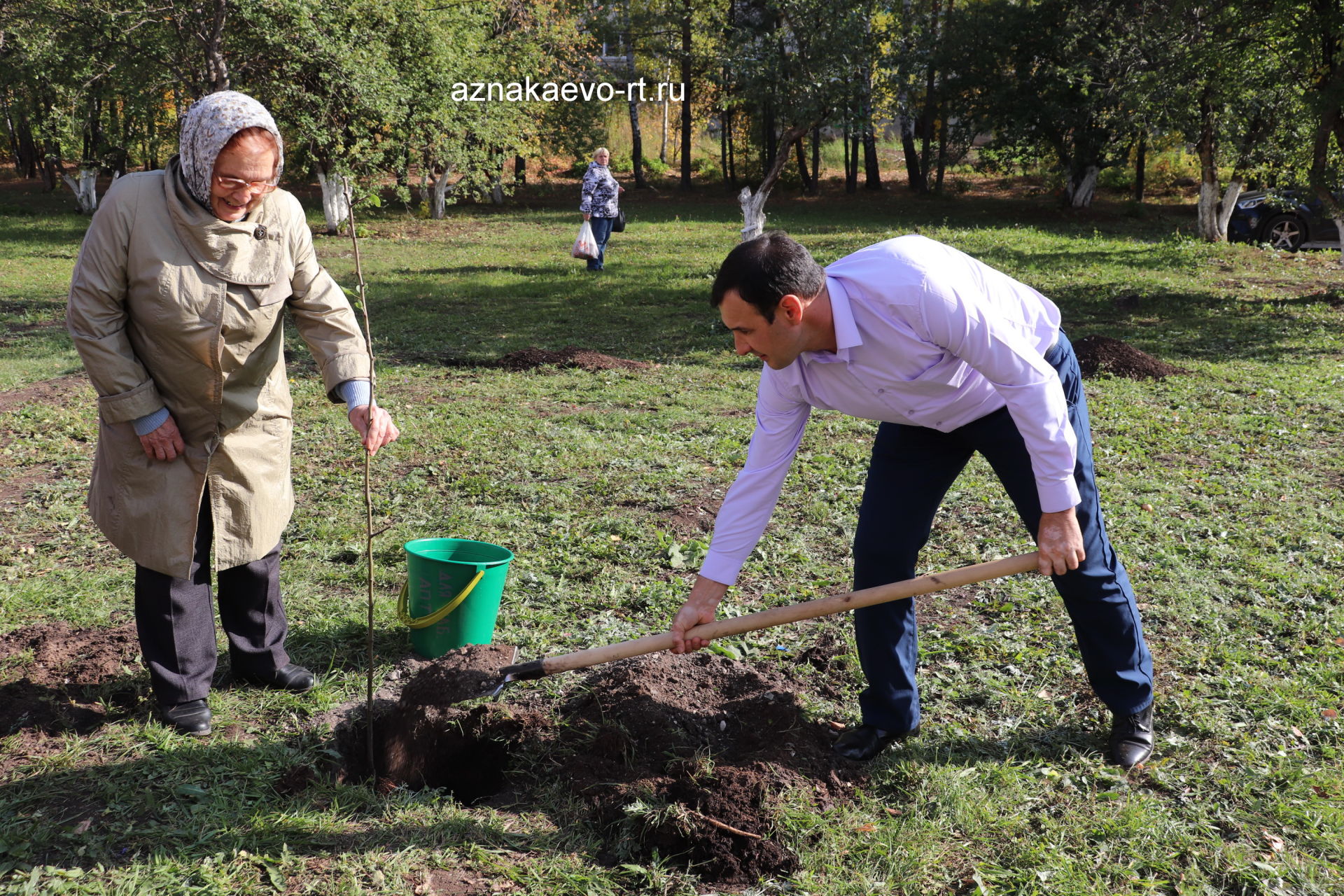 В Азнакаевском техникуме посадили яблони