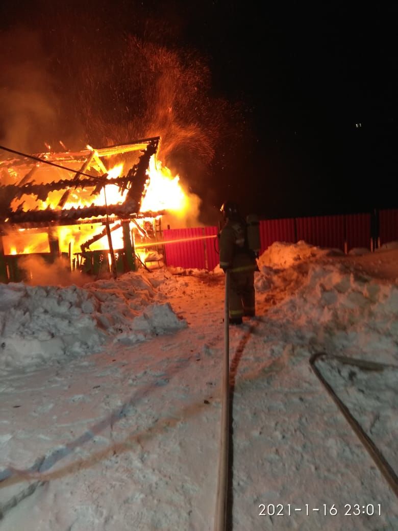 Ночью в Азнакаево сгорели надворные постройки