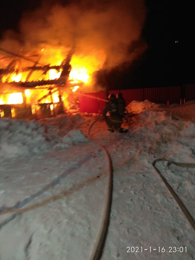 Ночью в Азнакаево сгорели надворные постройки