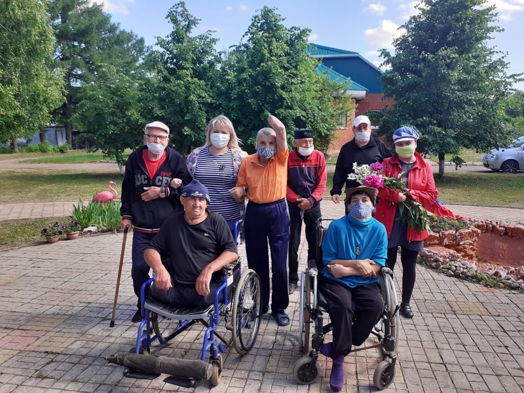 Коллектив Азнакаевского дома престарелых – команда героев нашего времени