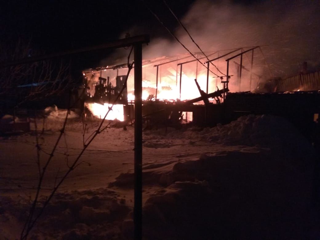 В поселке Актюбинский сгорели надворные постройки