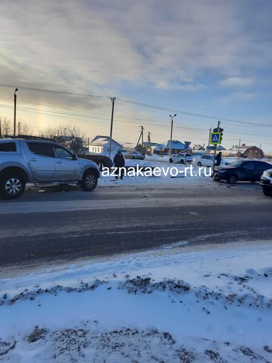 В Азнакаево вылетевшая на обочину автомашина сбила пешехода