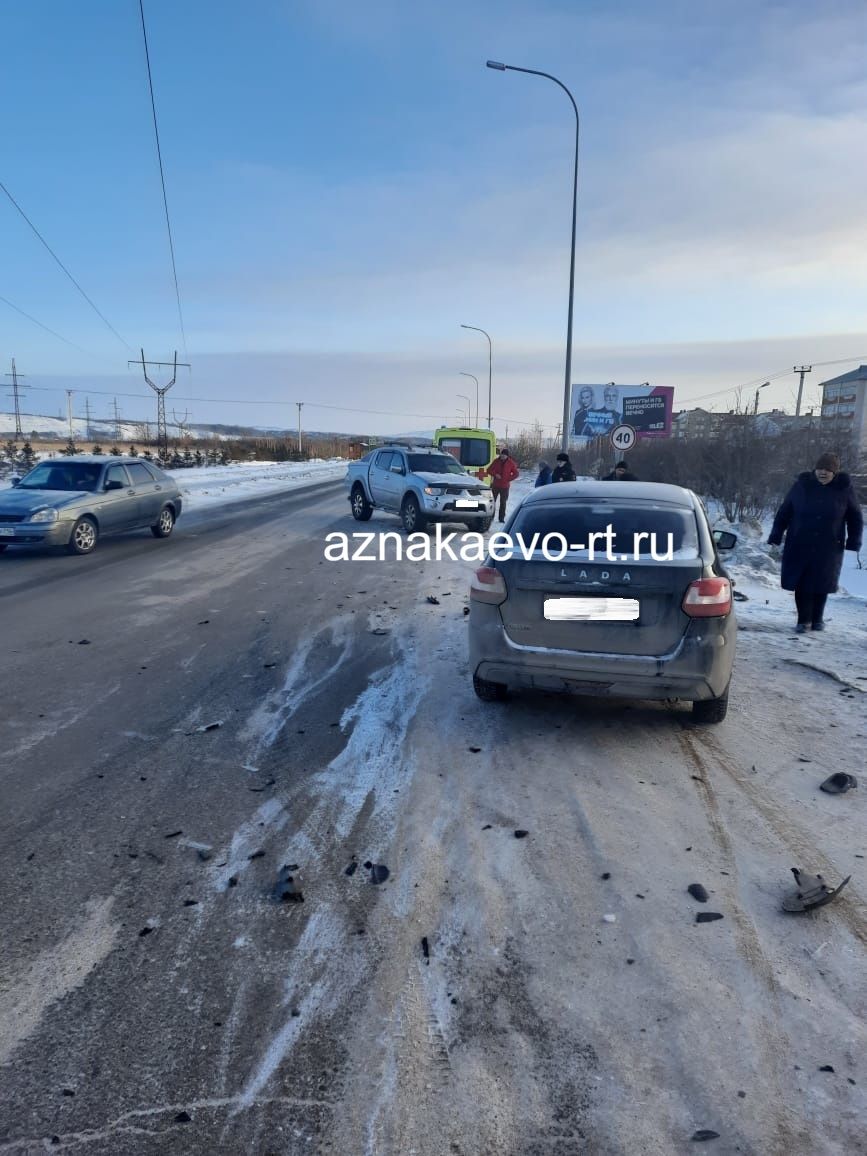 В Азнакаево вылетевшая на обочину автомашина сбила пешехода