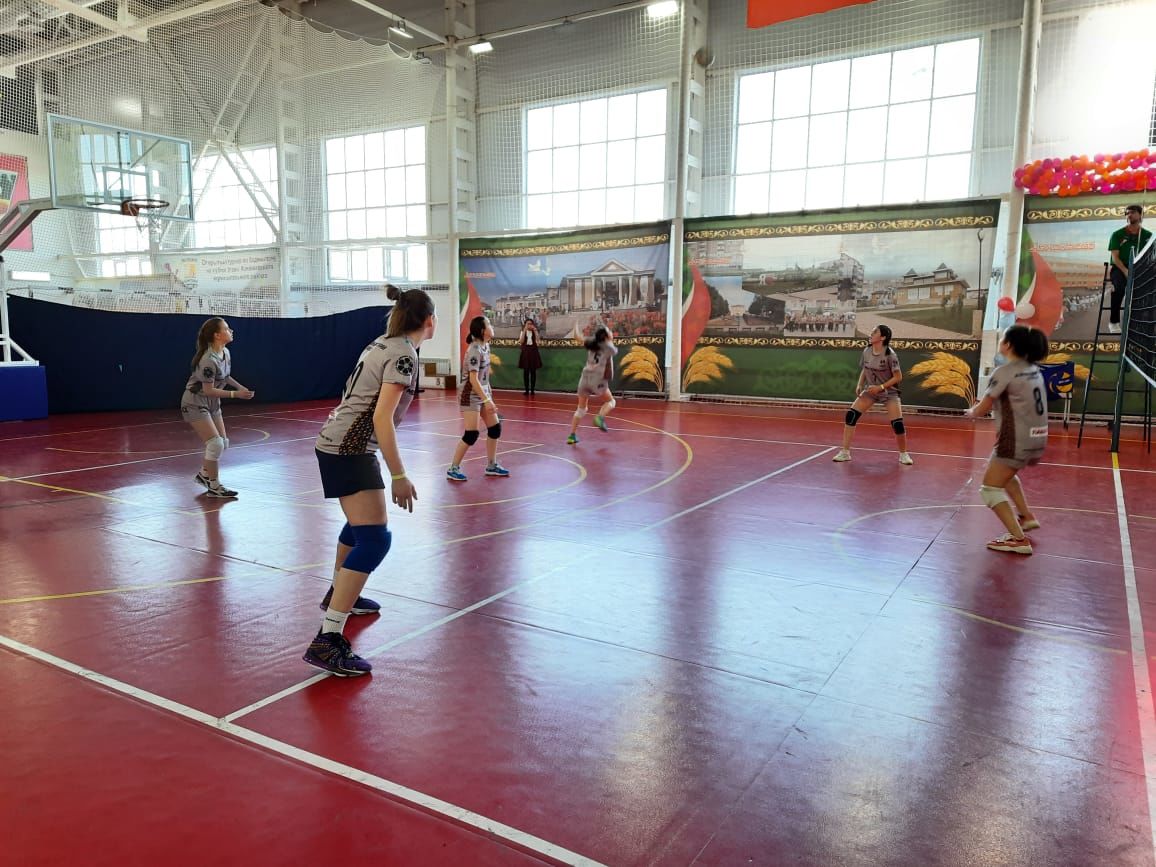 В Азнакаево проходит зональный этап республиканского турнира "Школьной волейбольной лиги"