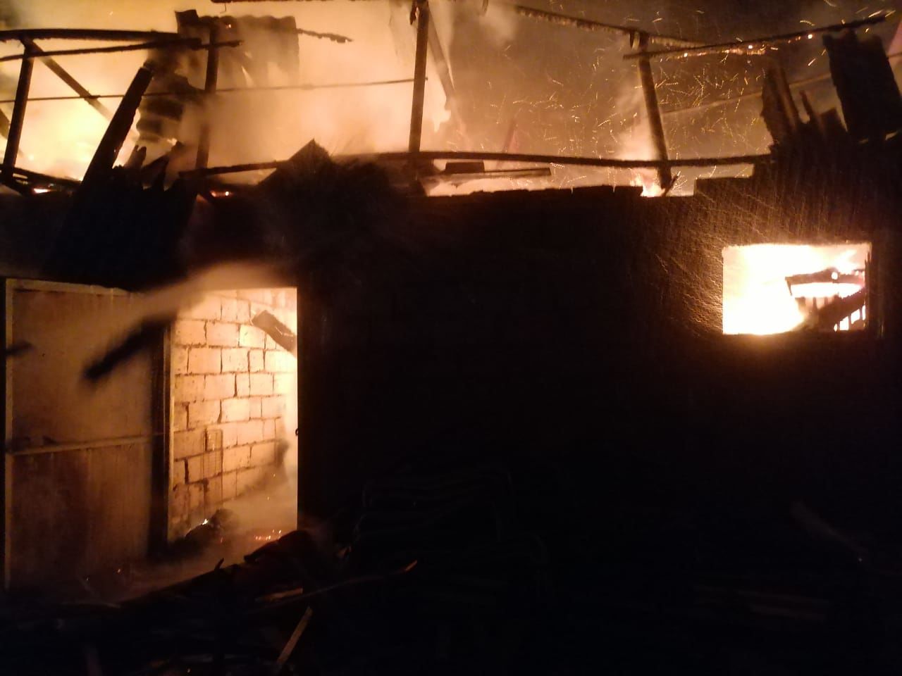 В Азнакаево ночью сгорели гаражи частного дома