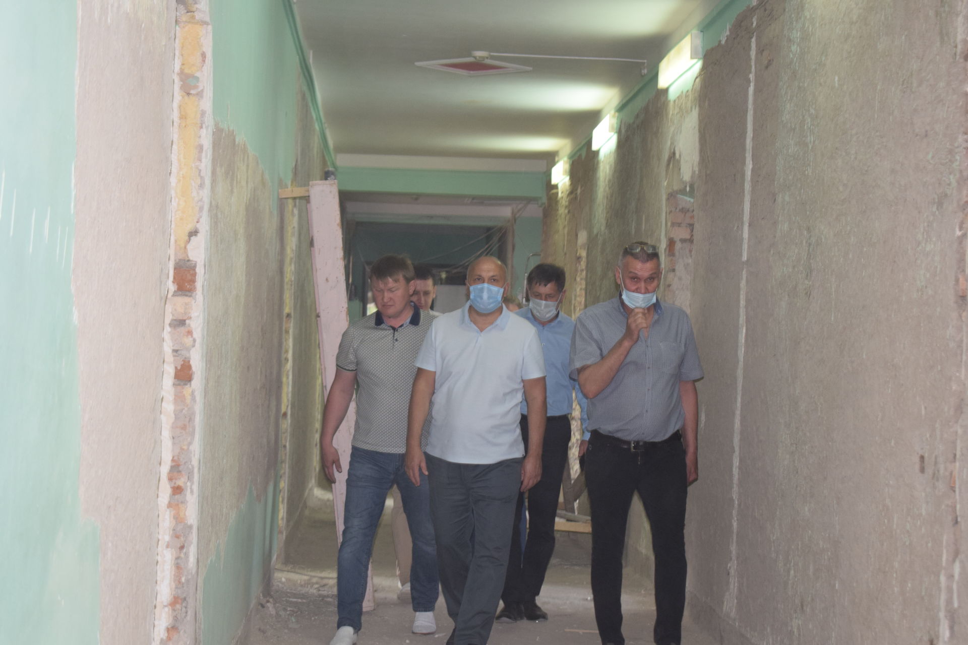 Руководители района ознакомились с ходом ремонта в центральной больнице