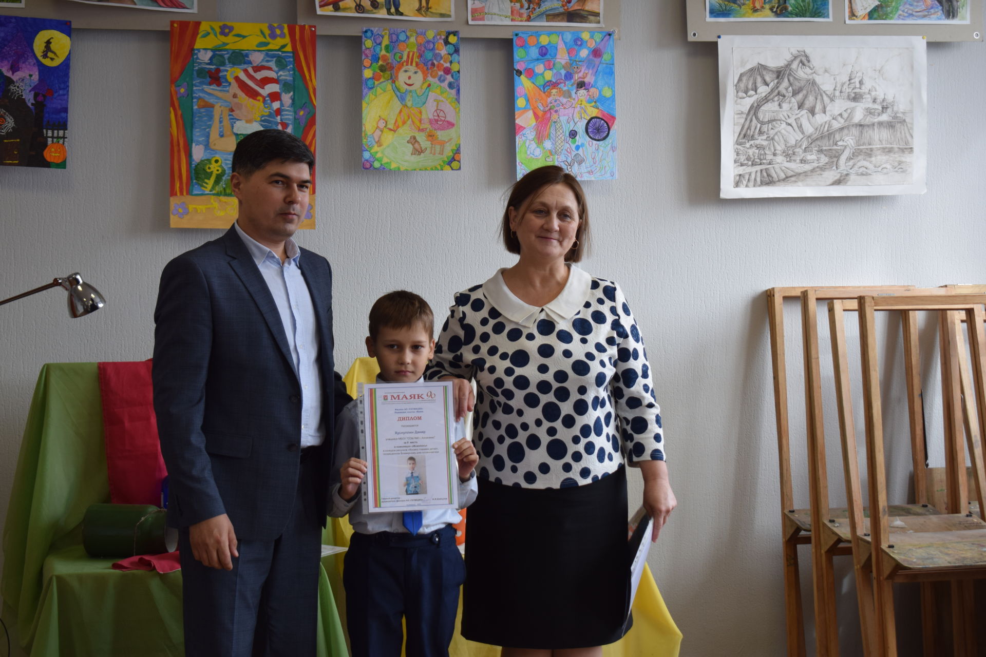 Награждение победителей конкурса детских рисунков "Космос глазами детей"