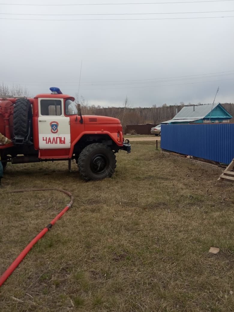 В Азнакаевском районе огонь уничтожил надворные постройки