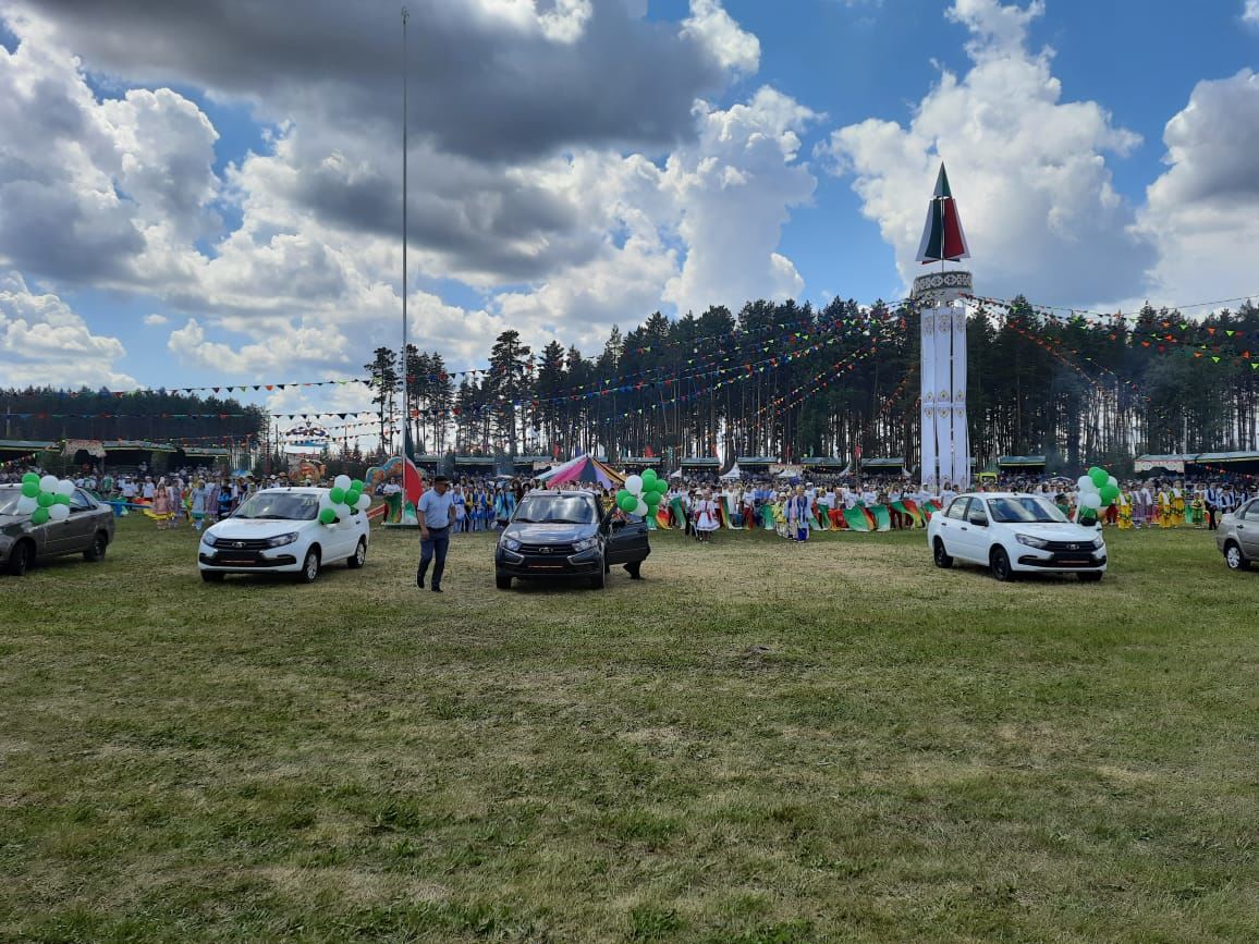 В Азнакаево батырам полей и Сабантуя вручили ключи от новых автомобилей