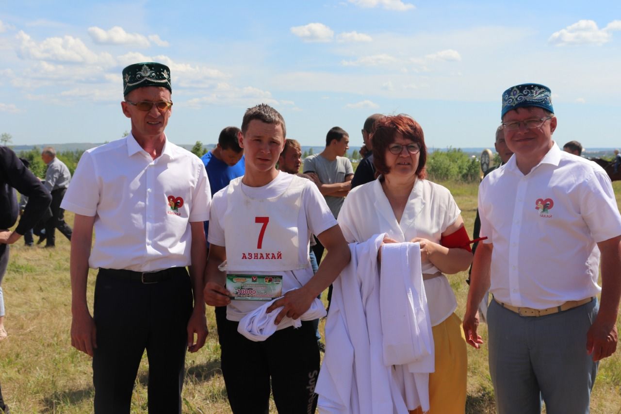 В Азнакаево батырам полей и Сабантуя вручили ключи от новых автомобилей