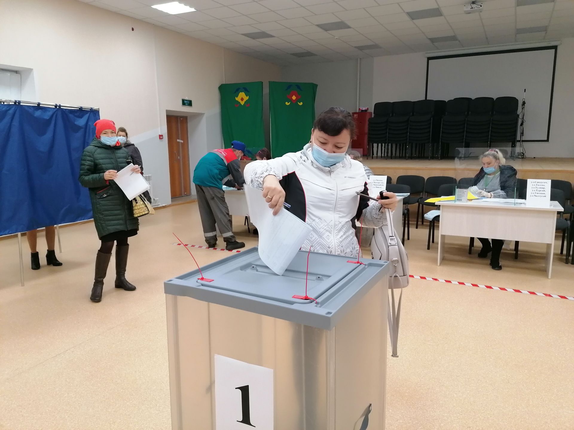 Жители микрорайона Яна Юл голосуют на новом избирательном участке
