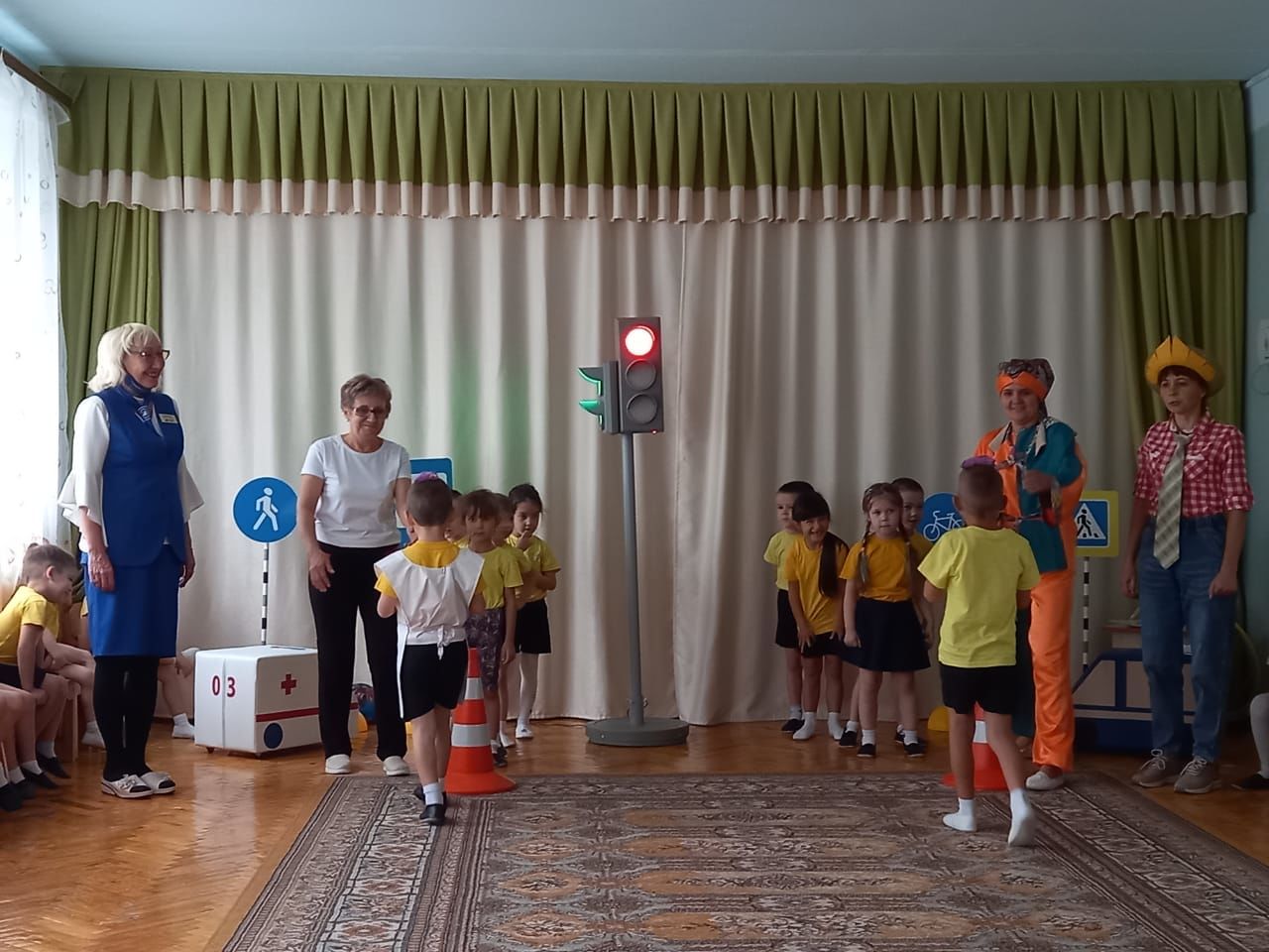 В Азнакаево дети участвовали во флешмобе «Веселый светофор»
