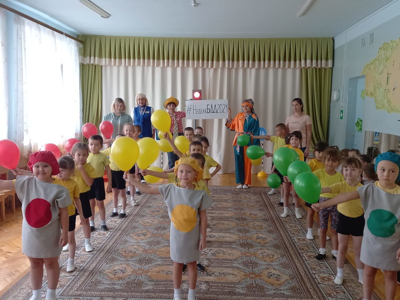 В Азнакаево дети участвовали во флешмобе «Веселый светофор»
