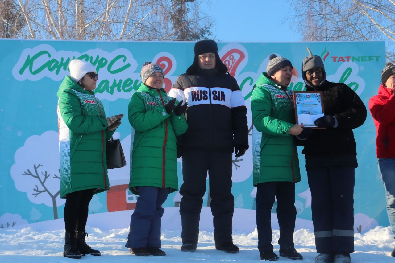 В Азнакаево прошли соревнования на креативных санях