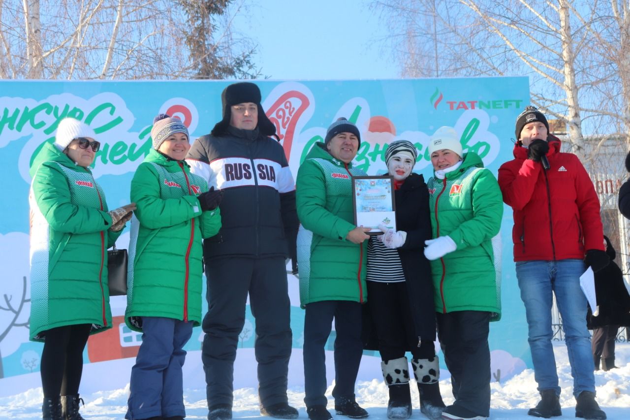 В Азнакаево прошли соревнования на креативных санях