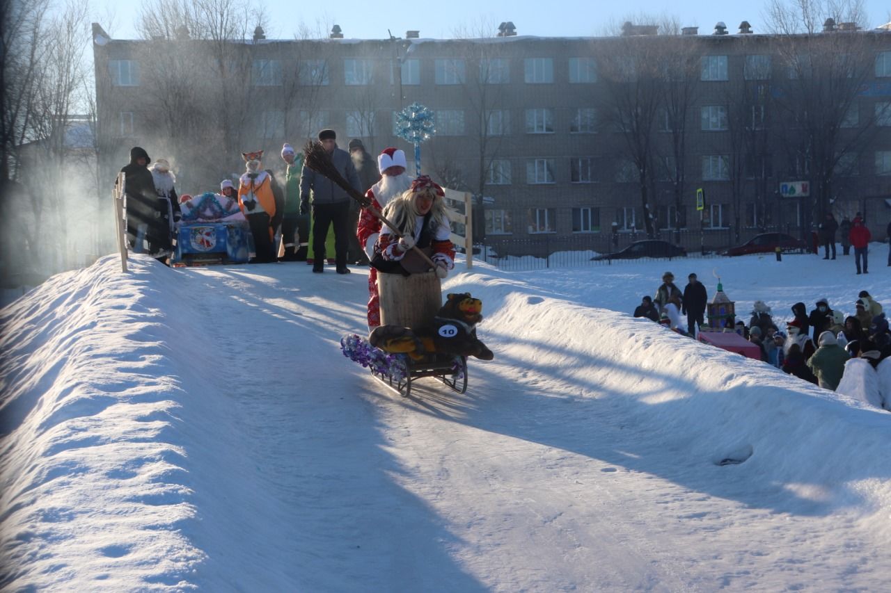 В Азнакаево прошли соревнования на креативных санях