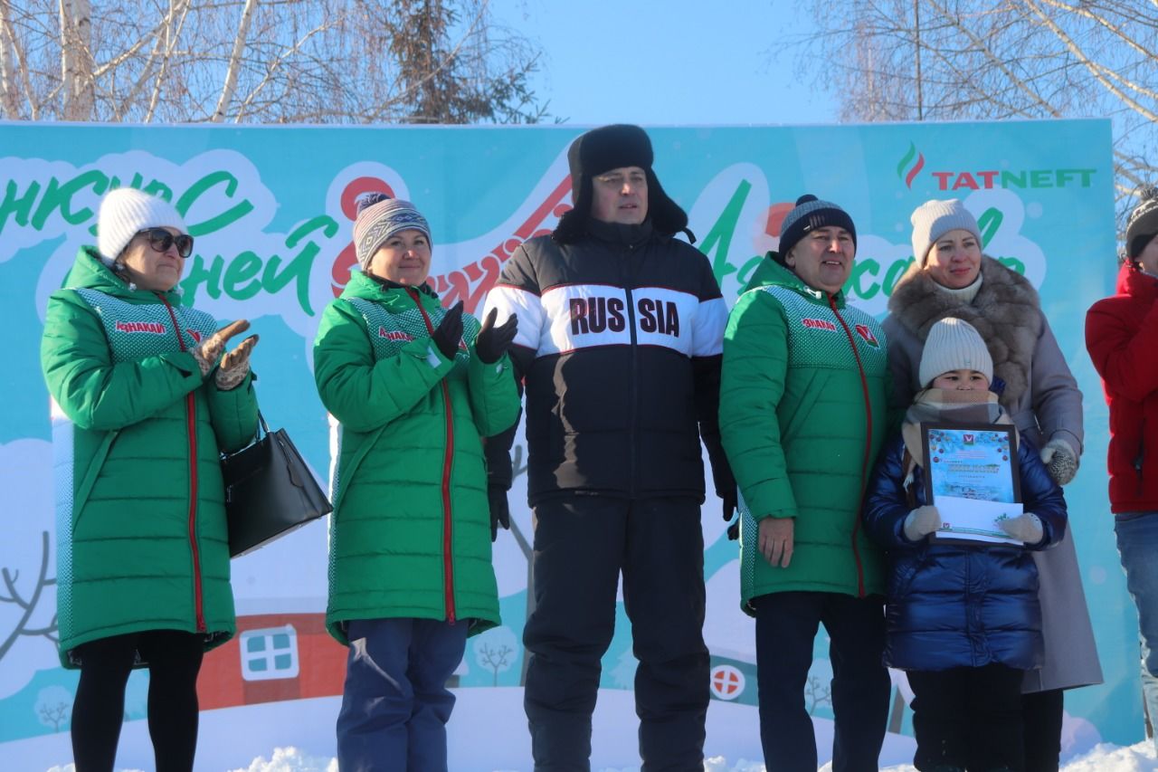 В Азнакаево прошли соревнования на креативных санях