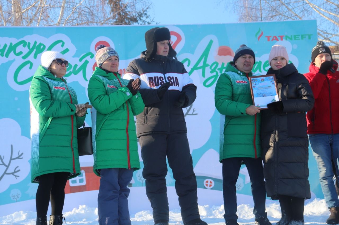 В Азнакаево прошли соревнования на креативных санях