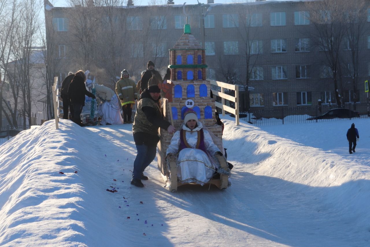 В Азнакаево прошли соревнования на креативных санях