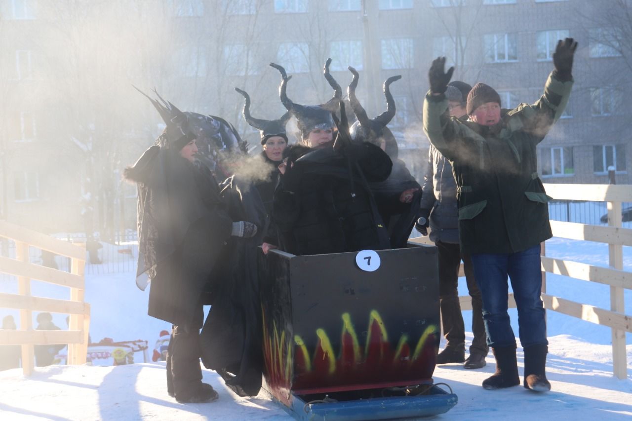 В Азнакаево прошли соревнования на креативных санях