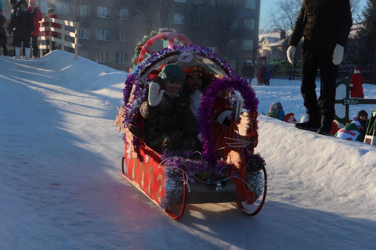 В Азнакаево прошли соревнования на креативных санях