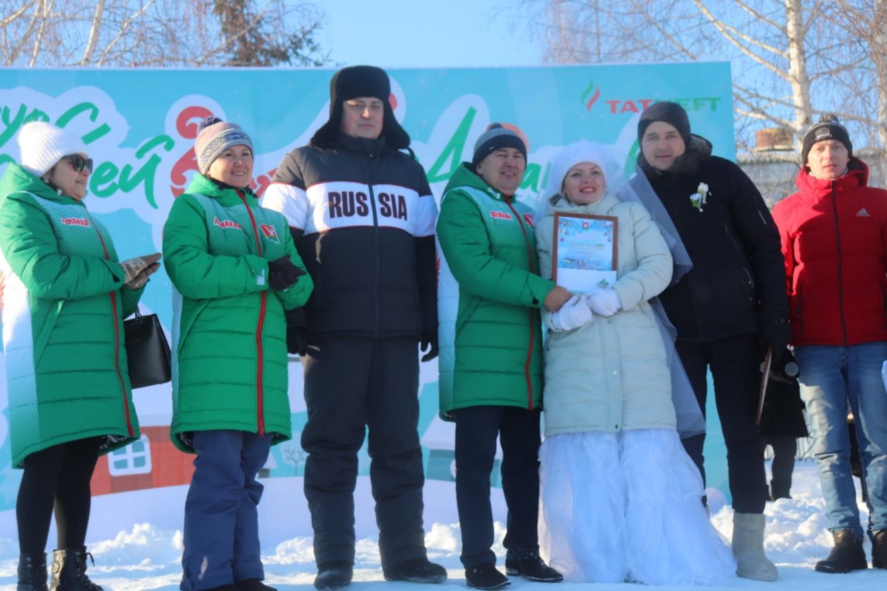 В Азнакаево прошли соревнования на креативных санях