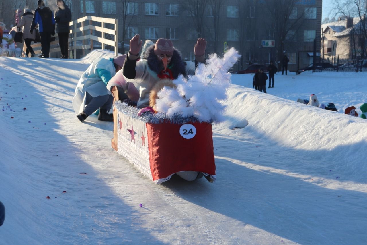 В Азнакаево прошли соревнования на креативных санях