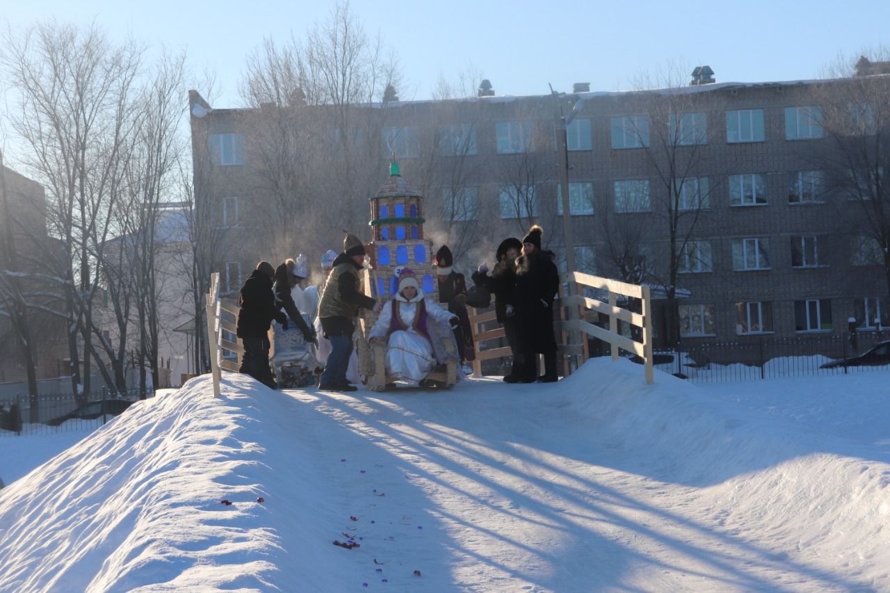 В Азнакаево прошли соревнования на креативных санях