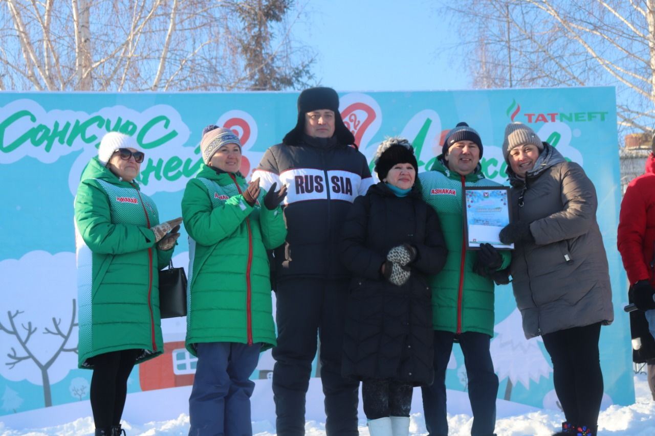 В Азнакаево прошли соревнования на креативных санях