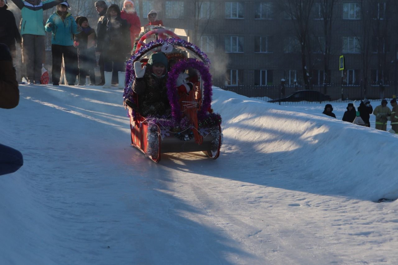 В Азнакаево прошли соревнования на креативных санях