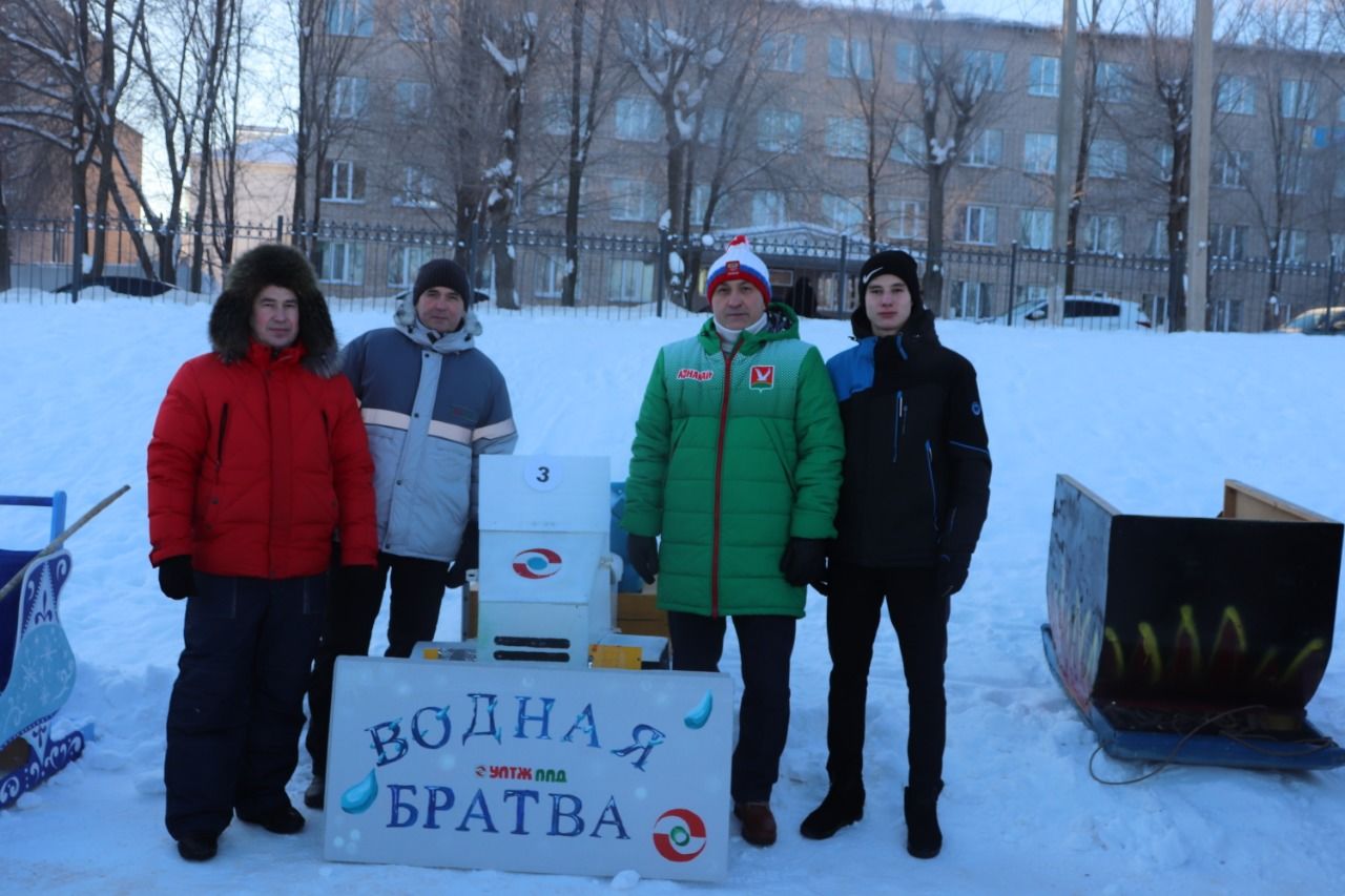 В Азнакаево прошли соревнования на креативных санях