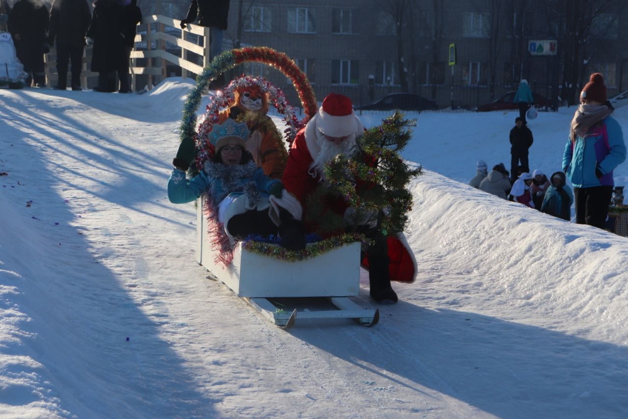 В Азнакаево прошли соревнования на креативных санях