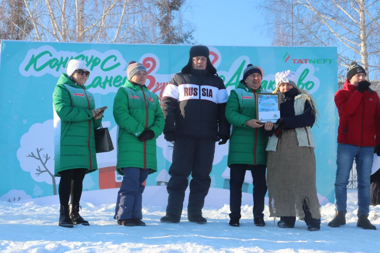 В Азнакаево прошли соревнования на креативных санях