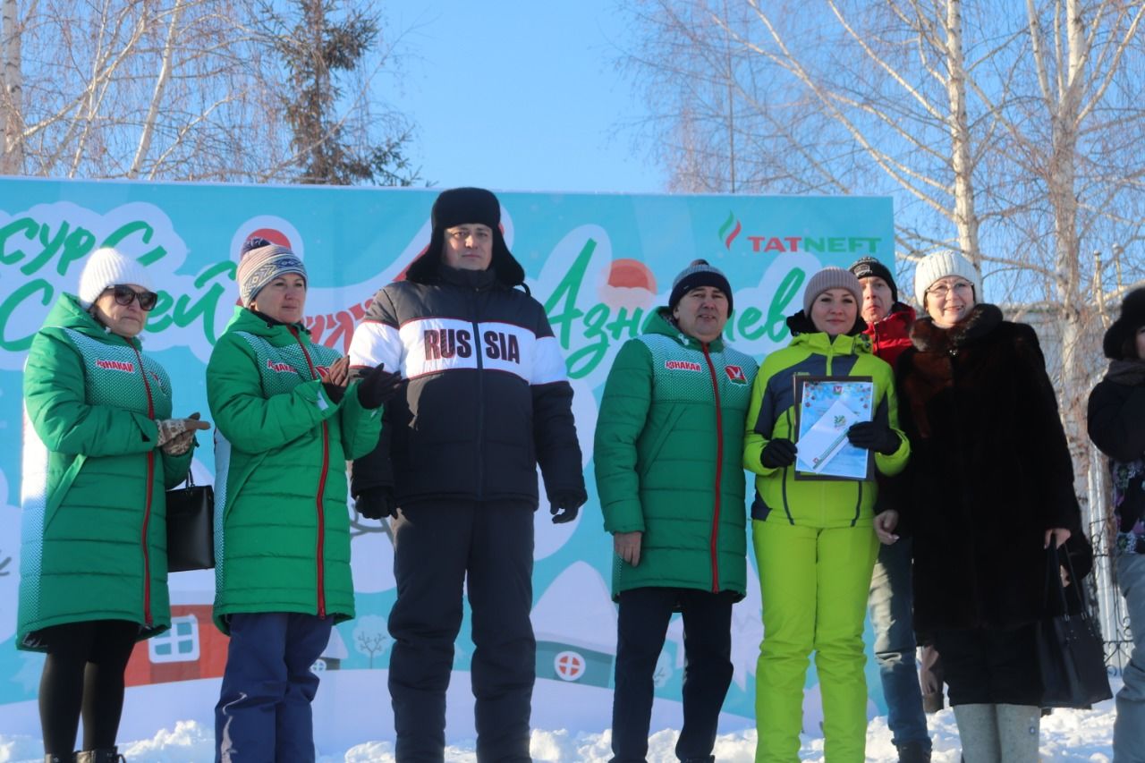 В Азнакаево прошли соревнования на креативных санях