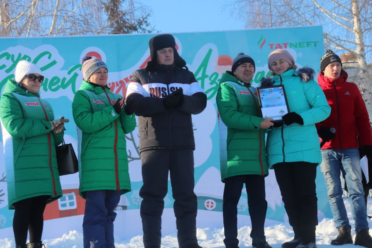 В Азнакаево прошли соревнования на креативных санях