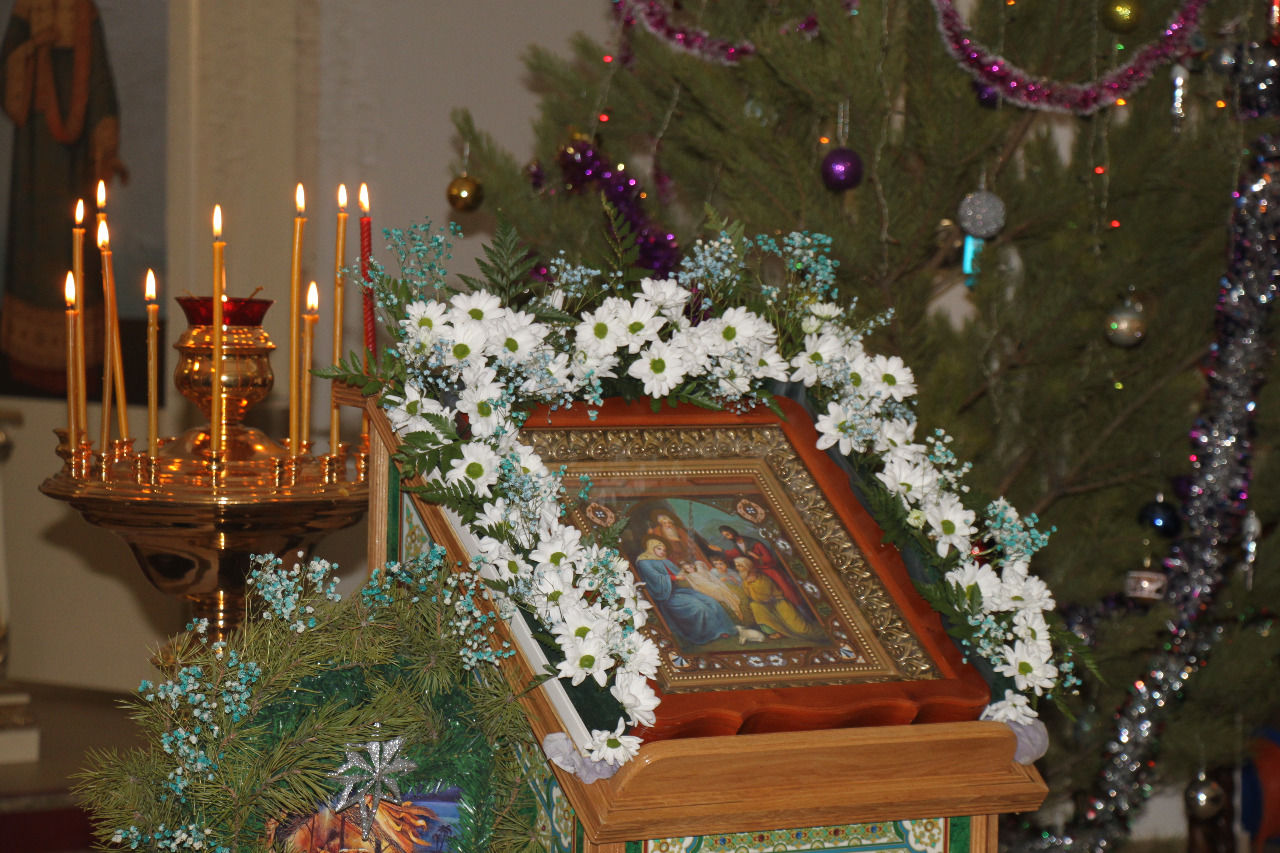 У католиков принято отмечая рождество ставить на стол дополнительный прибор