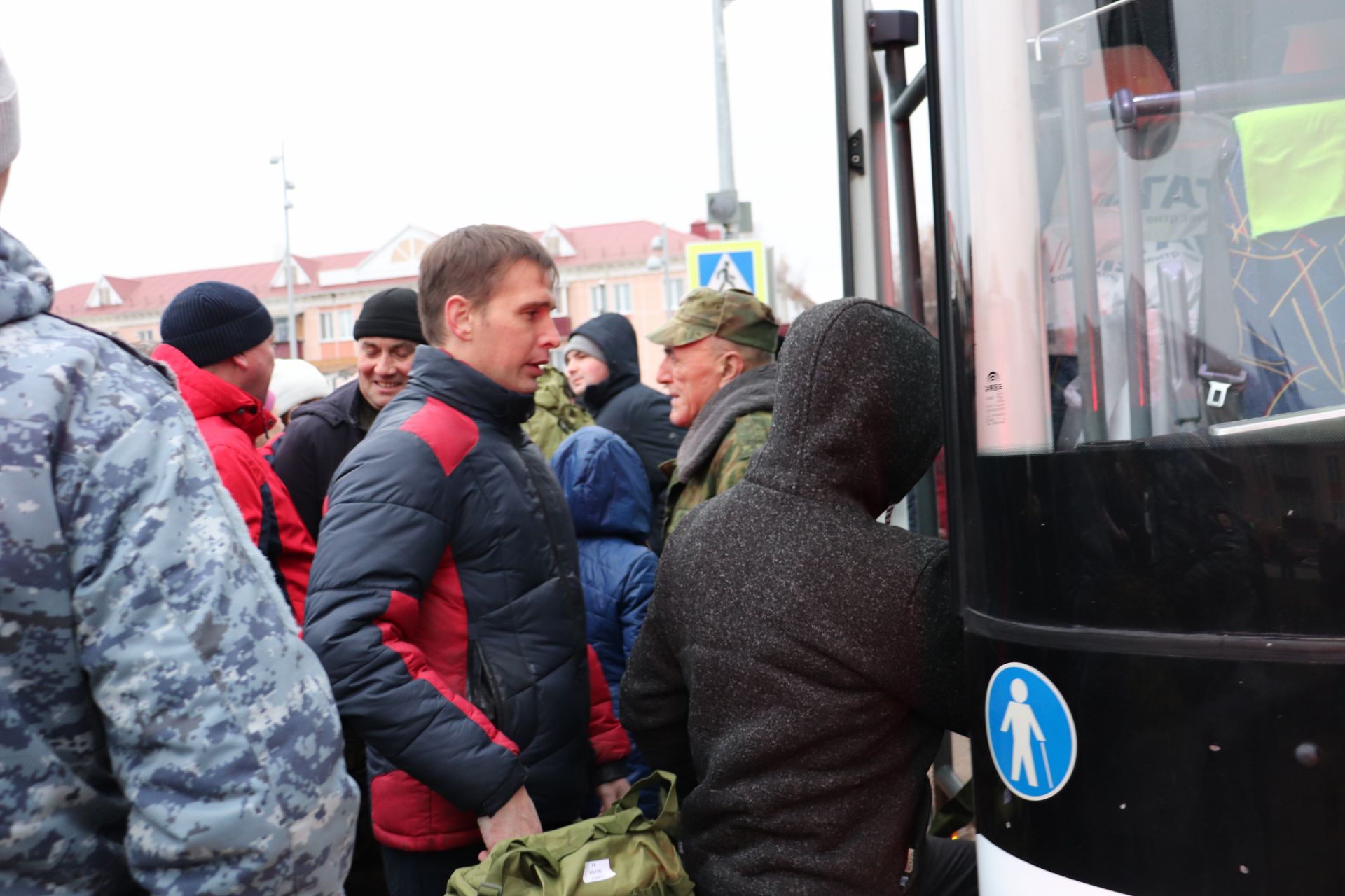 Азнакайдан мобилизацияләнгән 45 егетне хәрби өйрәнүләргә озаттылар