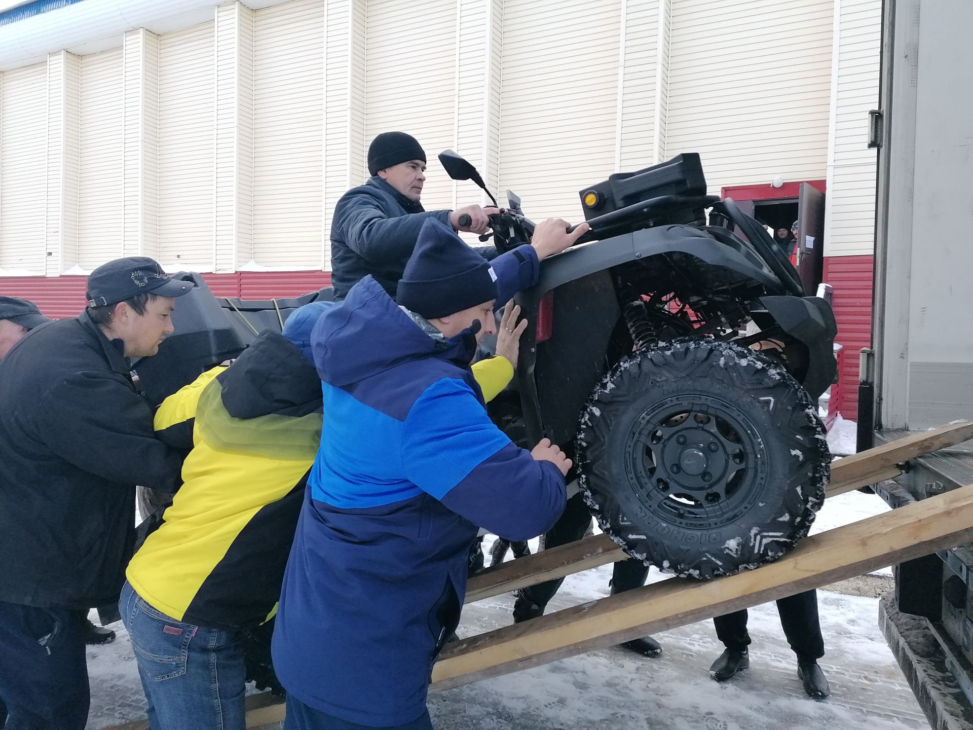 Азнакайдан солдатларга гуманитар ярдәм китте