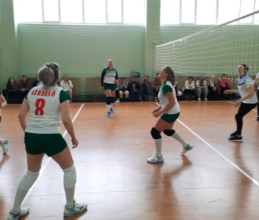 В Азнакаево собрались сильнейшие волейболистки