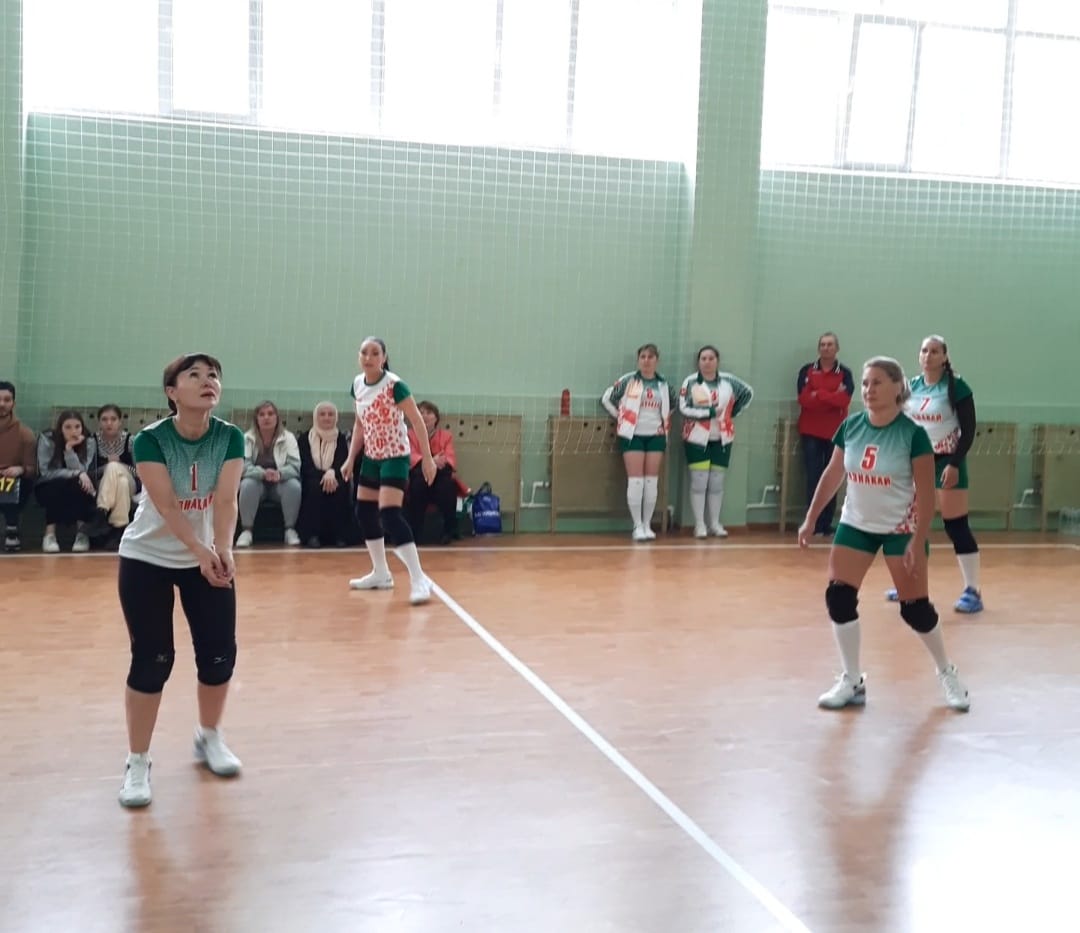 В Азнакаево собрались сильнейшие волейболистки
