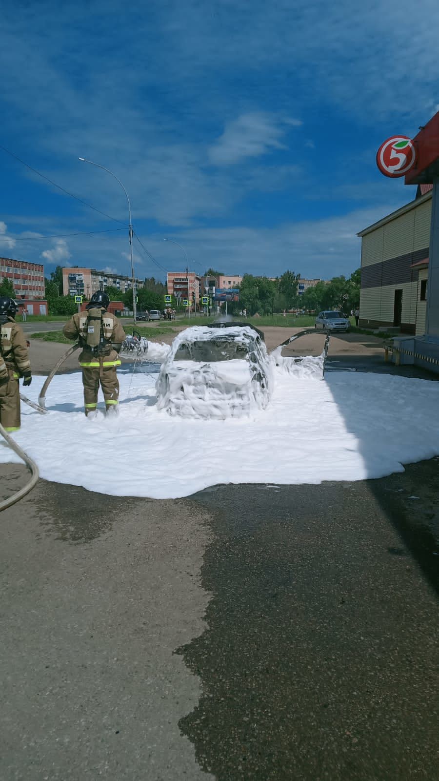 В Азнакаево загорелась легковая машина