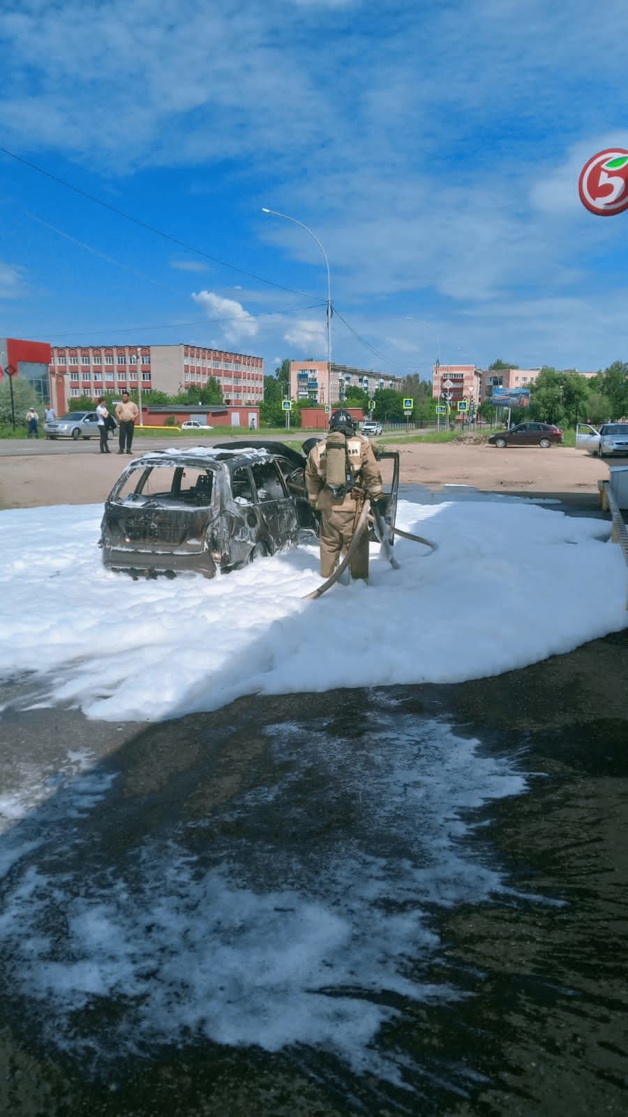 В Азнакаево загорелась легковая машина