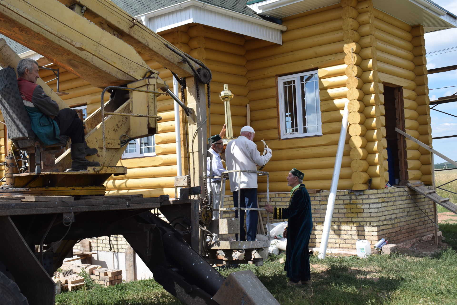 В Азнакаево на новой мечети установлен полумесяц