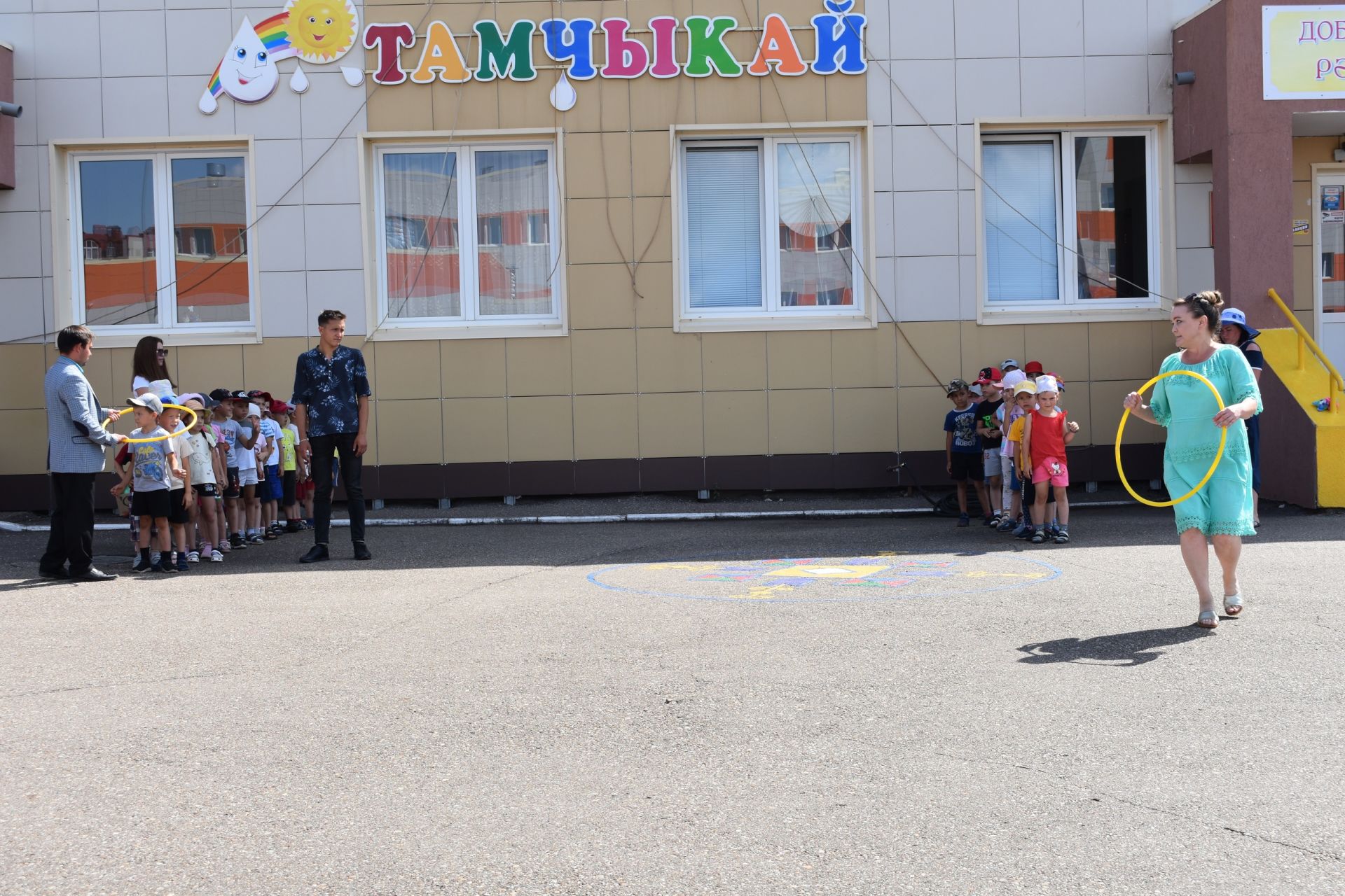 В Азнакаево сотрудники Культурного центра провели детский праздник дружбы