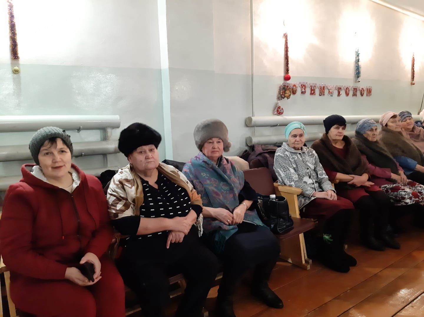 Зимним вечером деревня Буралы наполнилась песнями