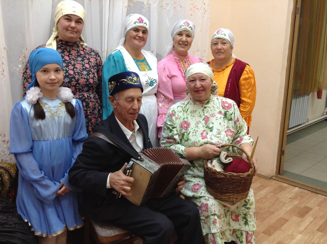 Көндез – фермада, кичен – сәхнәдә