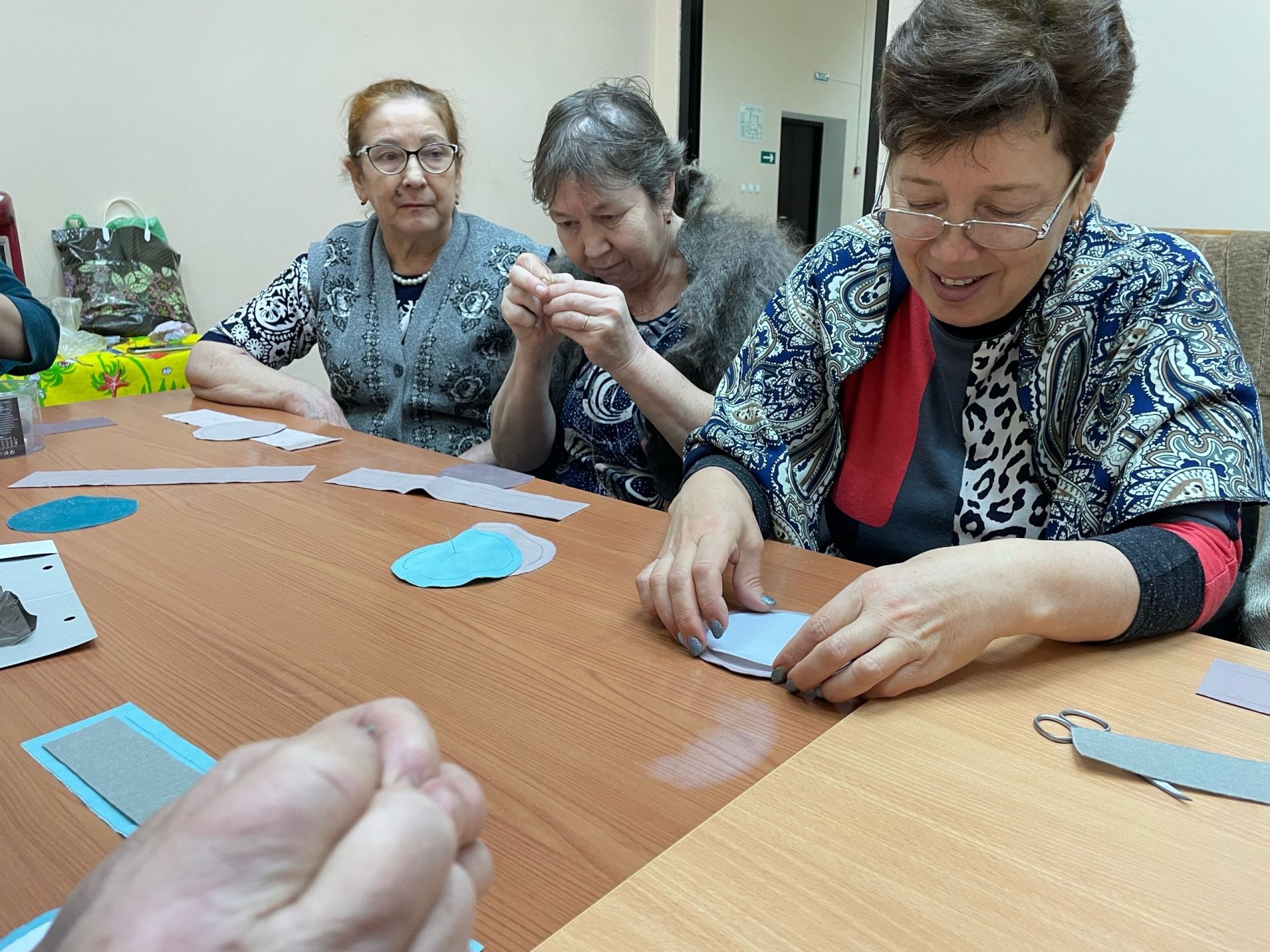Азнакай кызлары калфак тегү серләренә өйрәнде