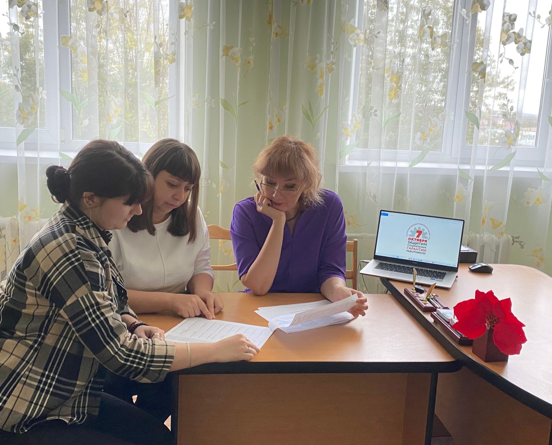 «Азнакай балалар сәнгать мәктәбене»нең профсоюз комитеты түгәрәк өстәл үткәрде