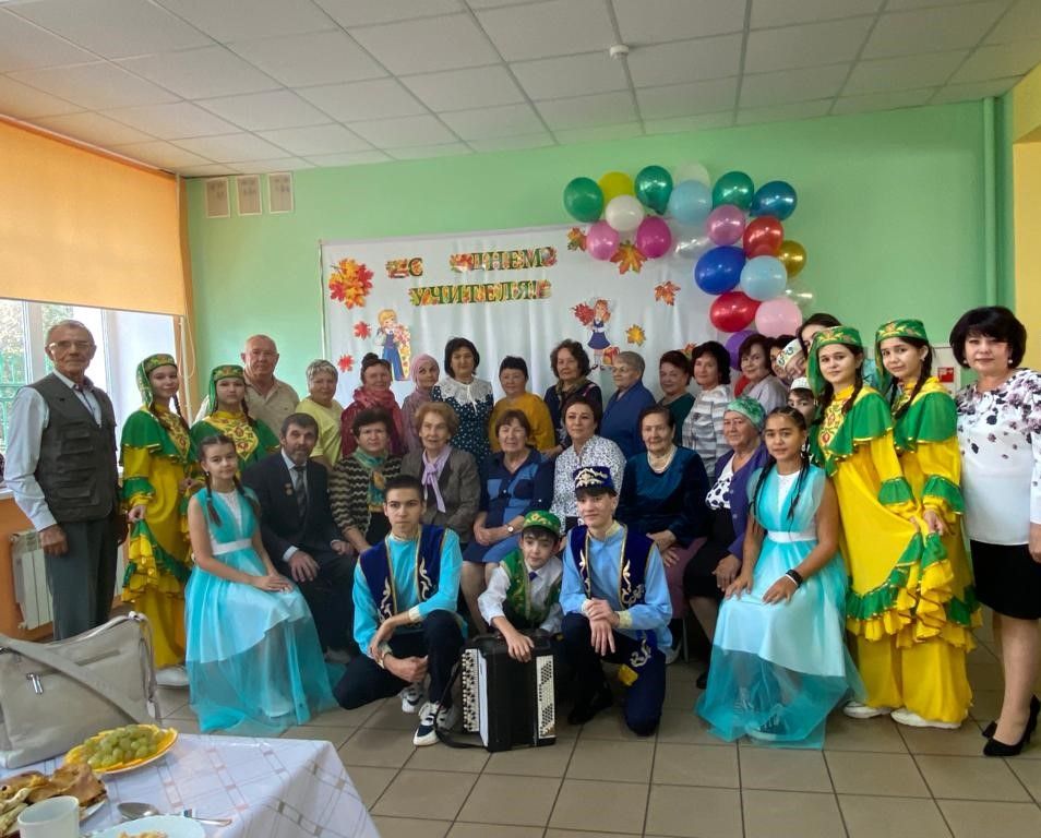 Азнакайның 2 нче мәктәбендә өлкәннәр көнен зурлап билгеләп үттеләр
