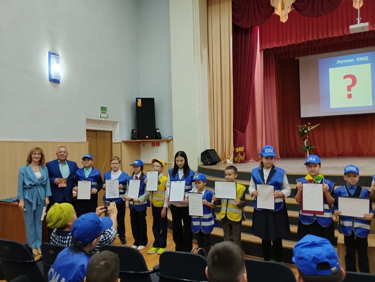 Азнакайның яшь инспекторлары юл кагыйдәләрен искә төшерде